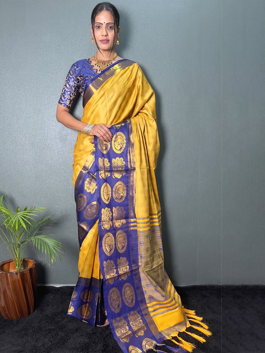 

DIVASTRI Woven Design Zari Ready to Wear Banarasi Saree, Yellow