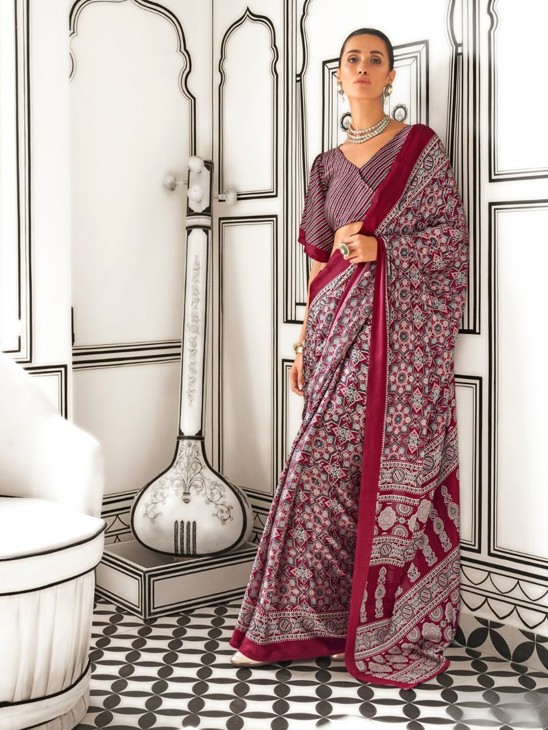 

BLENDIFY Floral Satin Banarasi Saree, Red