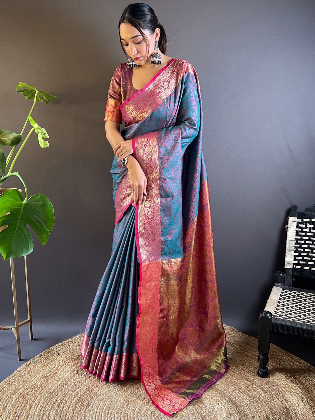 

DIVASTRI Woven Design Printed Zari Saree, Blue