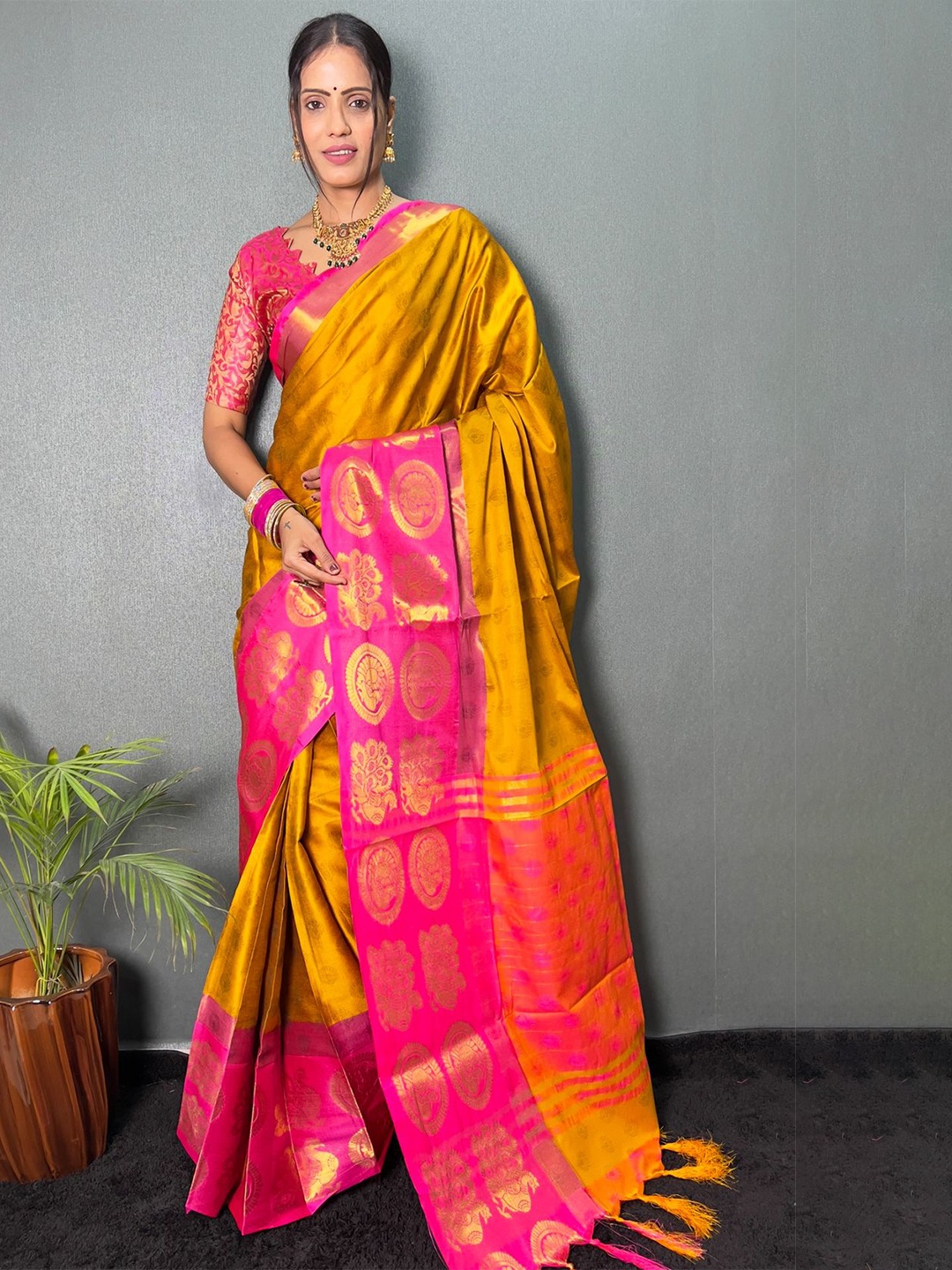 

DIVASTRI Woven Design Zari Ready to Wear Banarasi Saree, Gold
