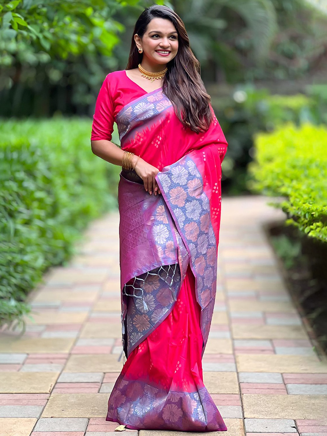 

DIVASTRI Bandhani Woven Design Zari Banarasi Saree, Pink