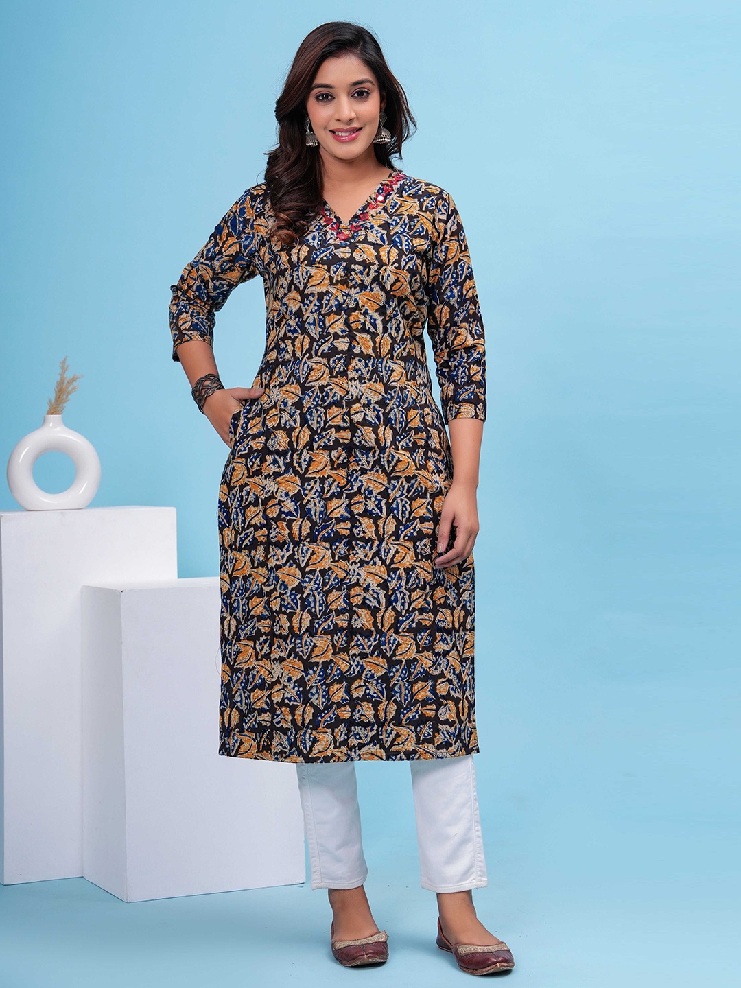 

HEARTLOOM Floral Printed V-Neck Pure Cotton Straight Kurta, Black
