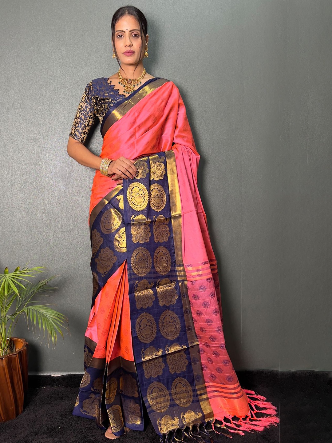 

DIVASTRI Woven Design Zari Saree, Peach