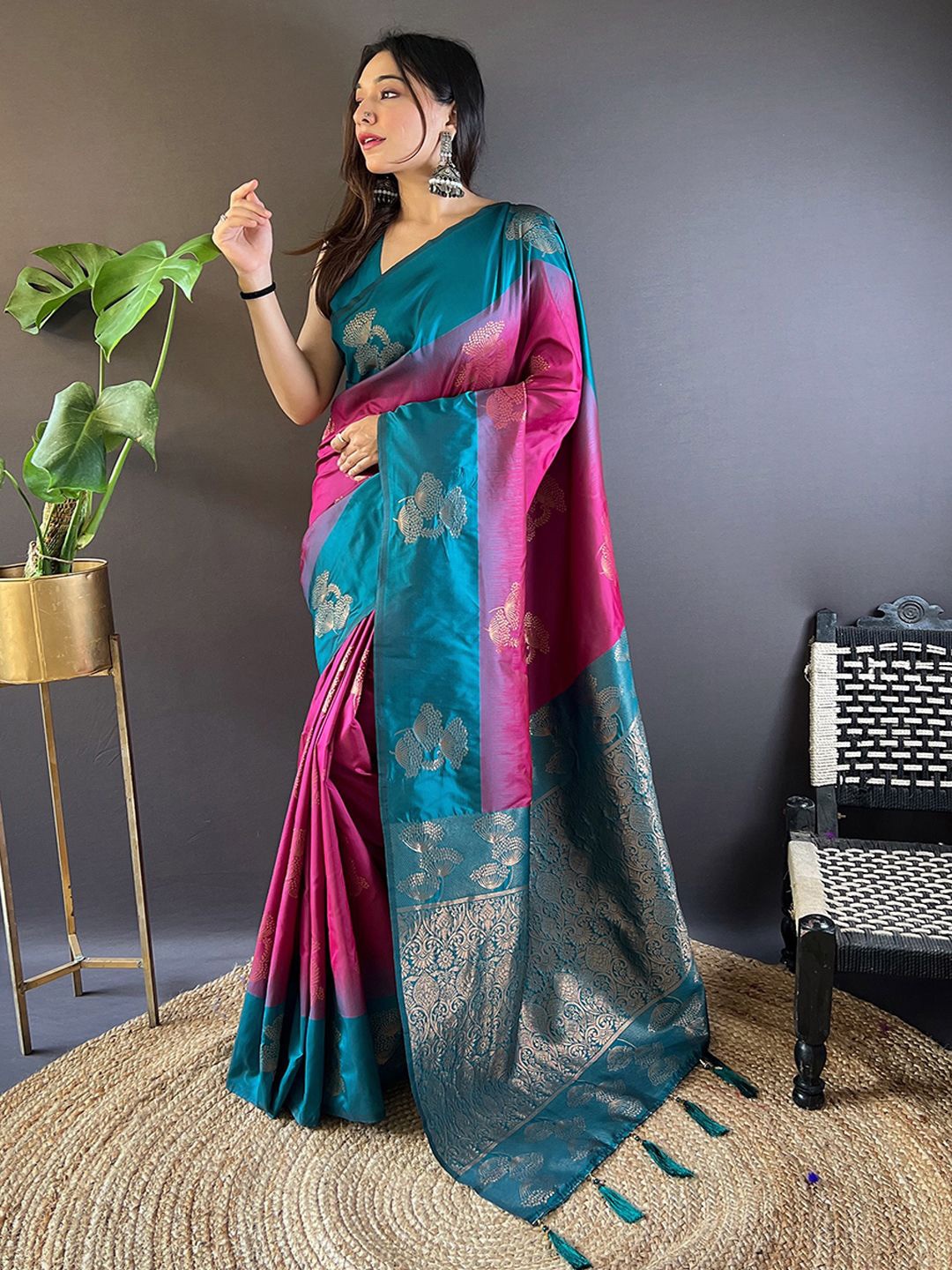 

DIVASTRI Woven Design Zari Saree, Pink