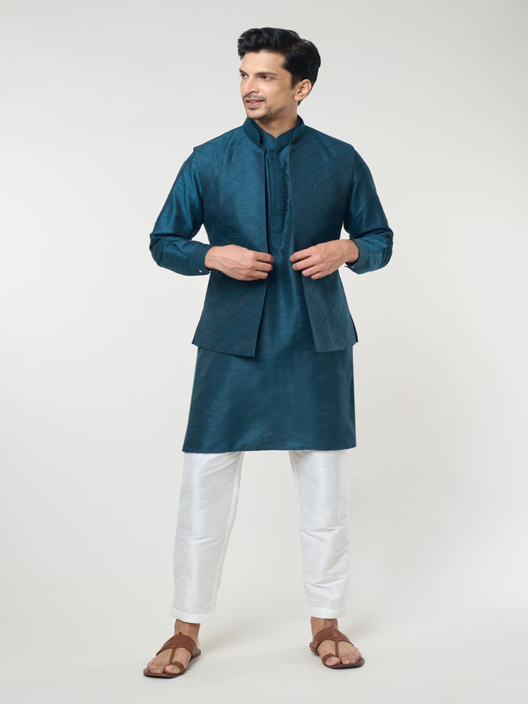 

RNG Safawala Mandarin Collar Straight Kurta With Trousers And Jacket, Green