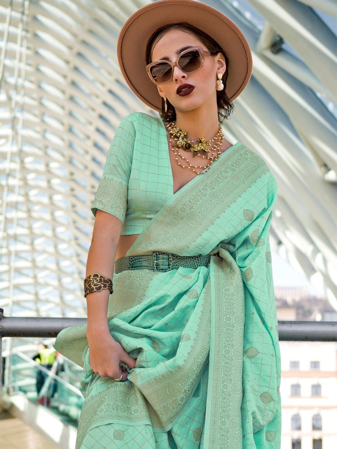 

BLENDIFY Woven Design Zari Silk Blend Banarasi Saree, Green