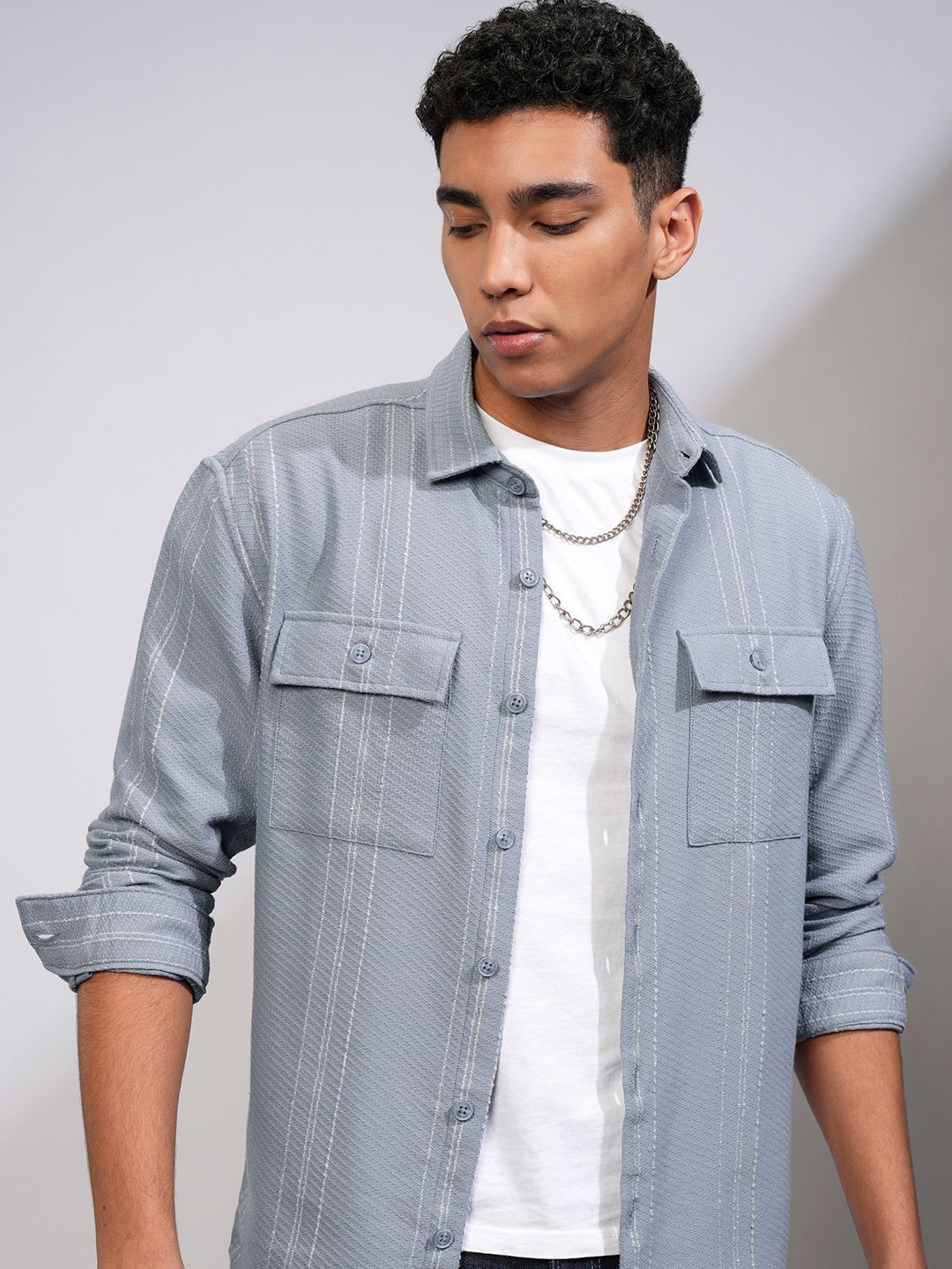 

HIGHLANDER Men Relaxed Fit Cutaway Collar Vertical Striped Casual Shirt, Blue