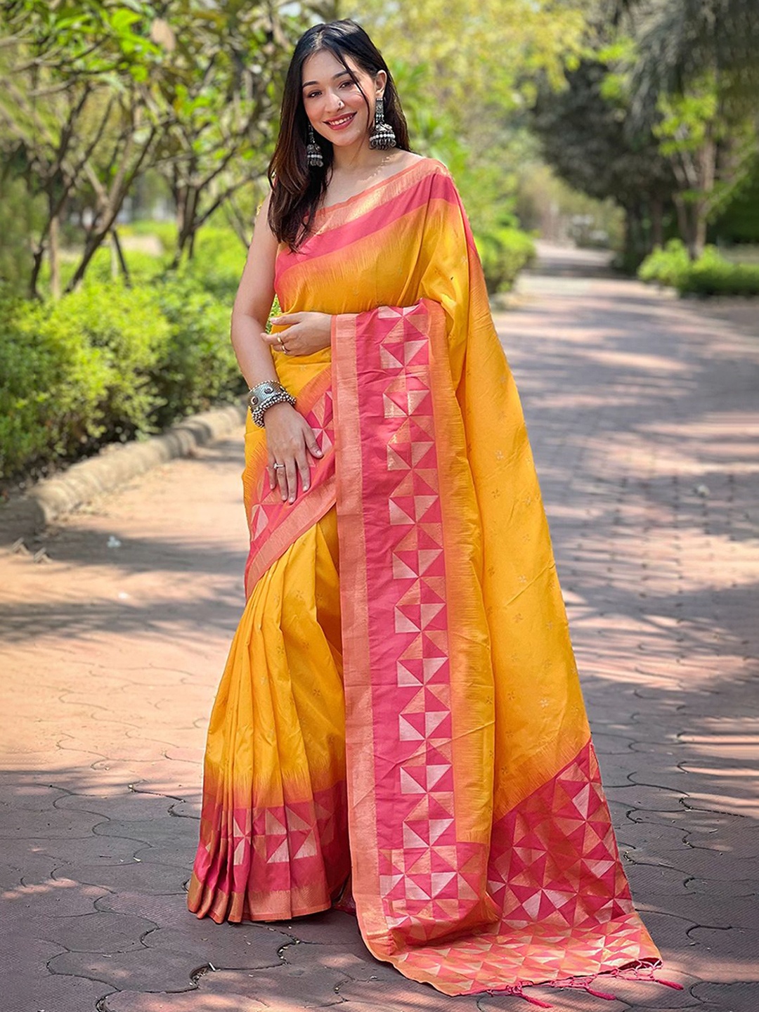 

DIVASTRI Woven Design Zari Silk Blend Banarasi Saree, Yellow