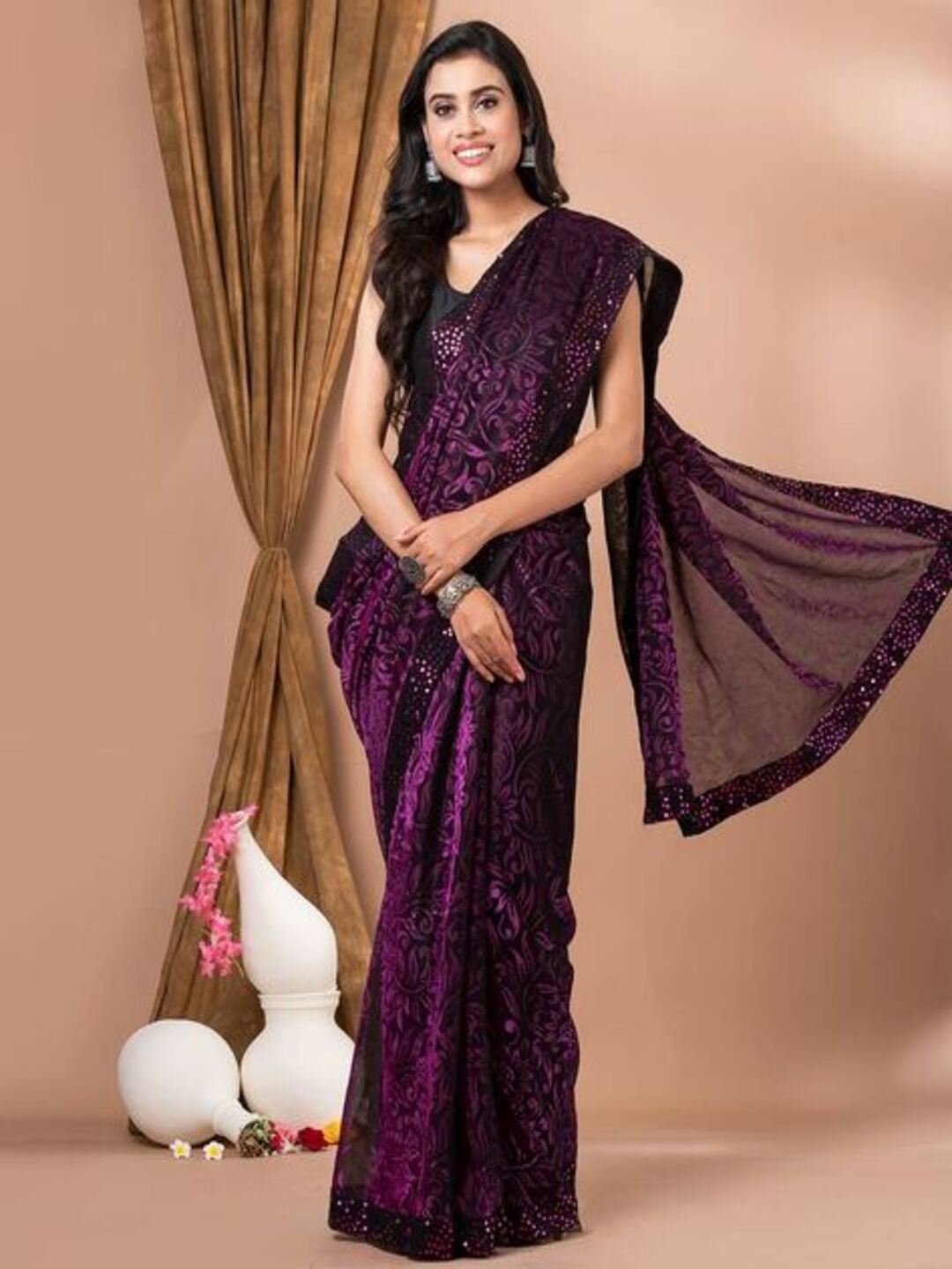 

VRAGI Floral Printed Sequinned Saree, Magenta