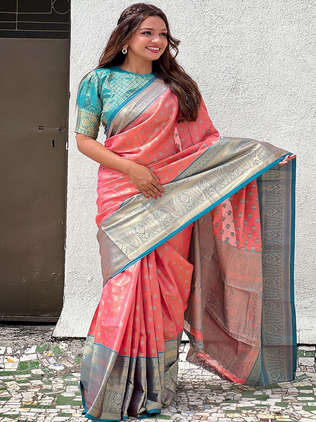 

DIVASTRI Woven Design Zari Saree With Unstitched Blouse Piece, Peach