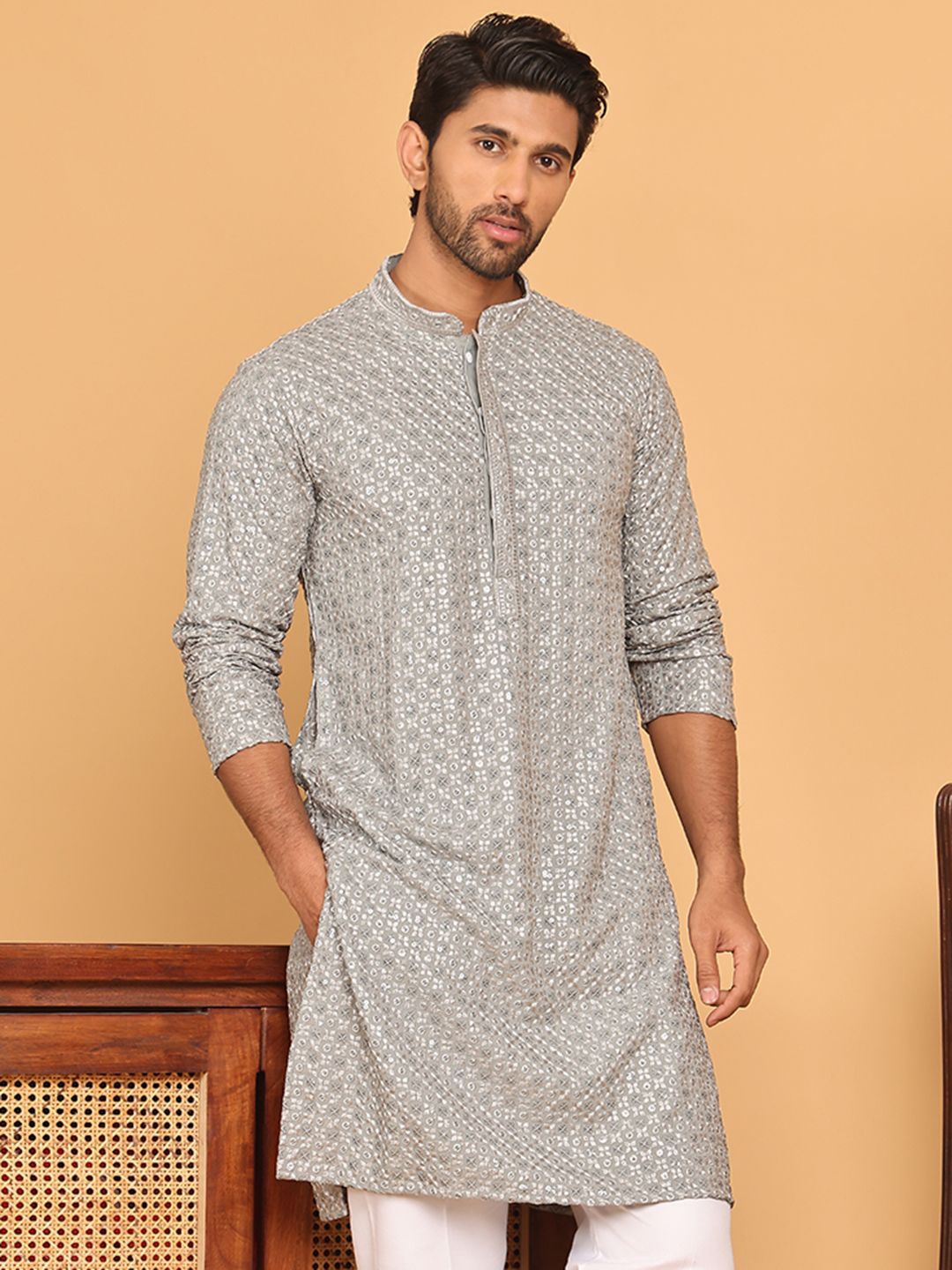 

Jompers Men Geometric Embroidered Sequinned Kurta, Silver