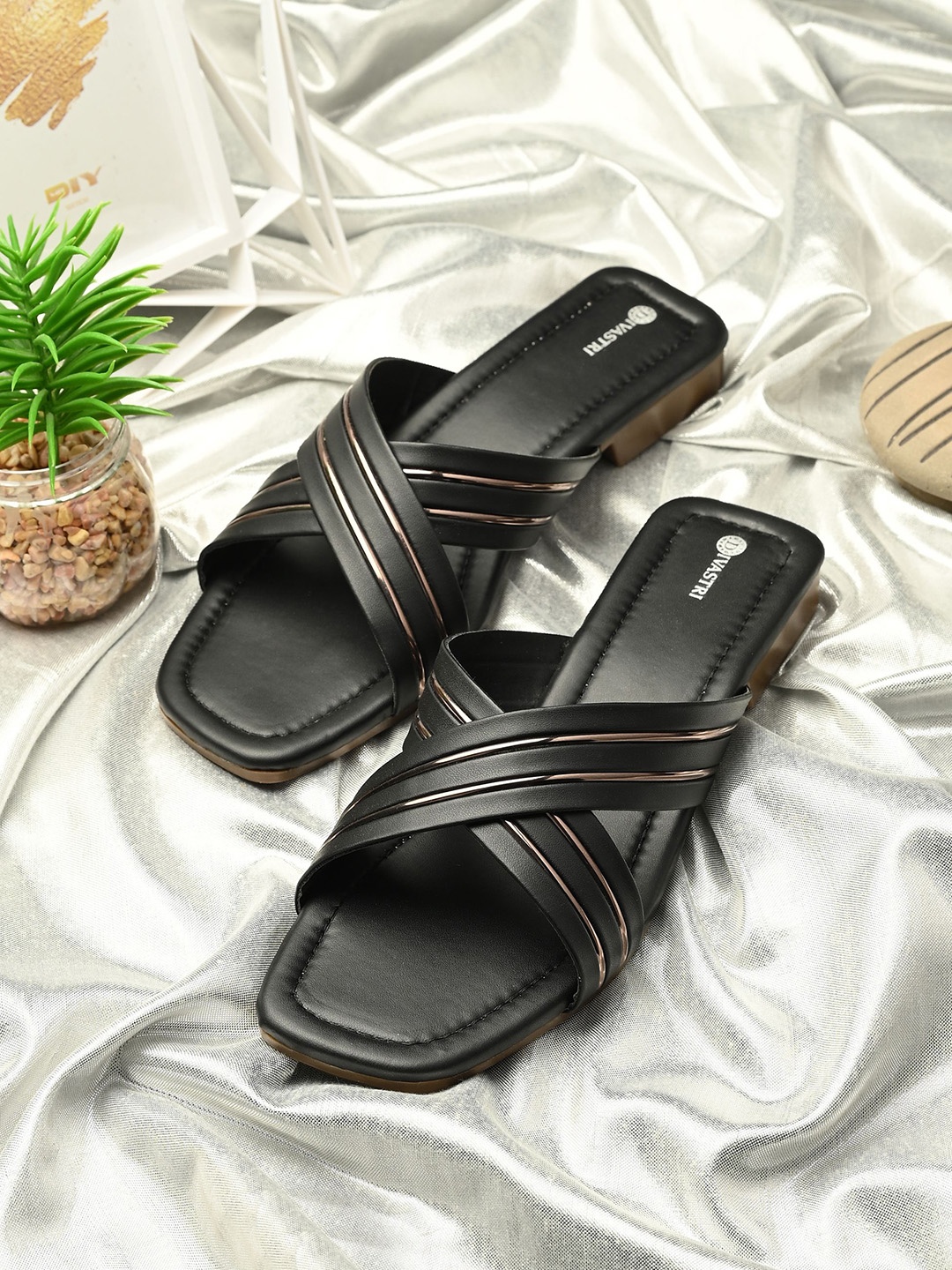 

DIVASTRI Women Open Toe Flats, Black