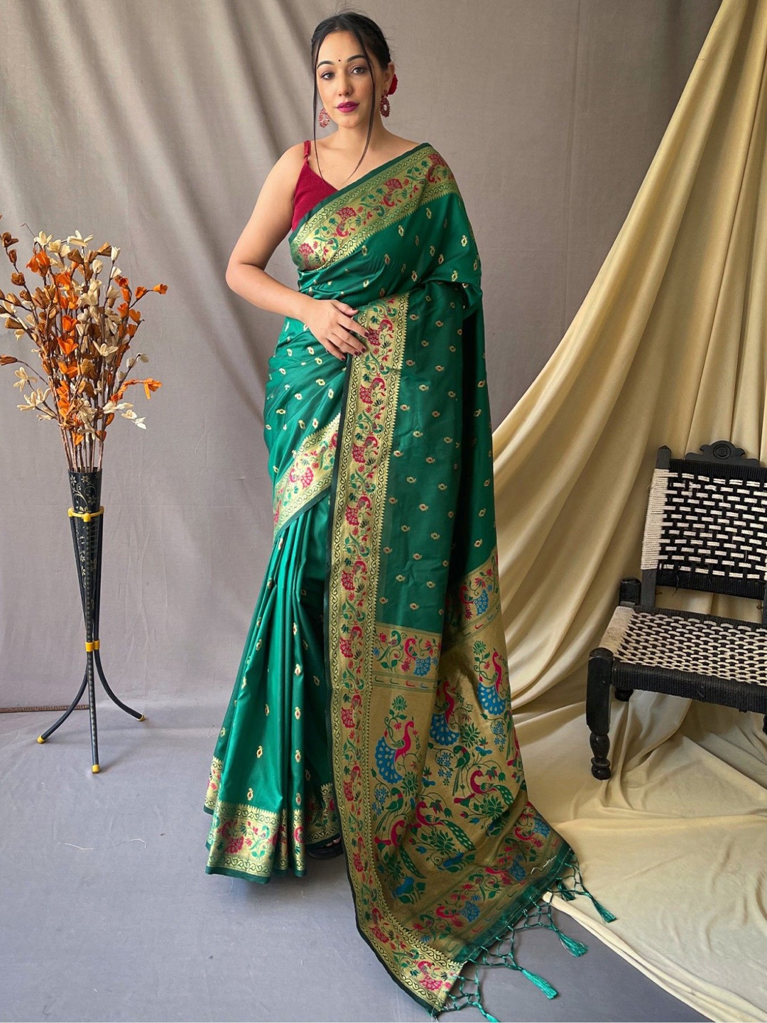 

DIVASTRI Woven Design Zari Paithani Saree, Green