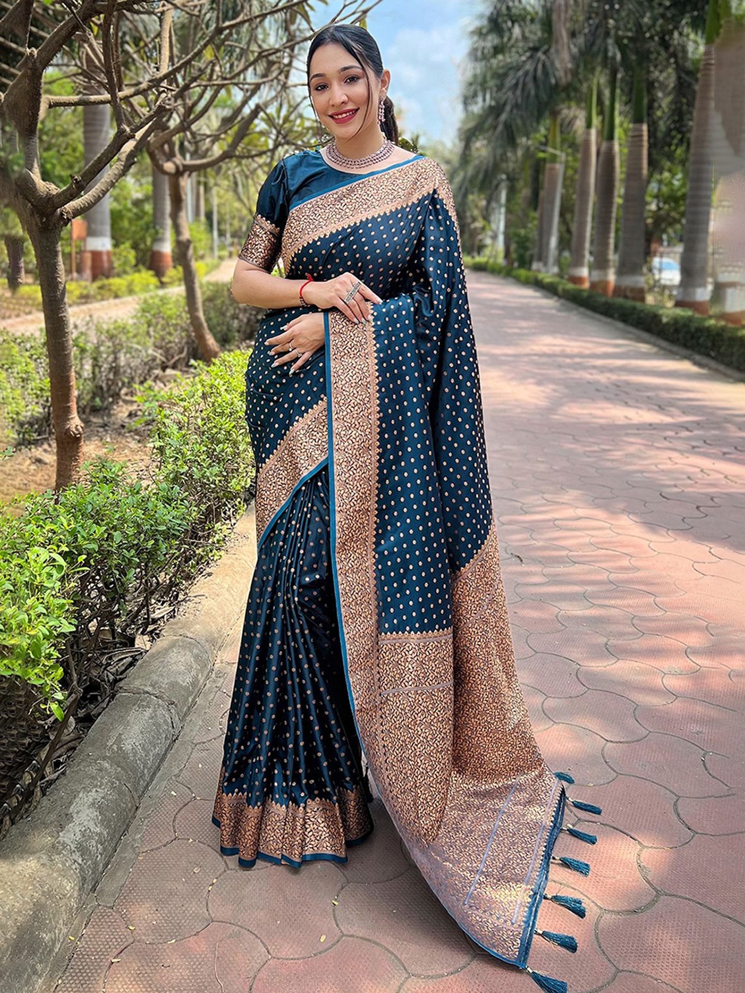 

DIVASTRI Woven Design Zari Banarasi Saree, Teal