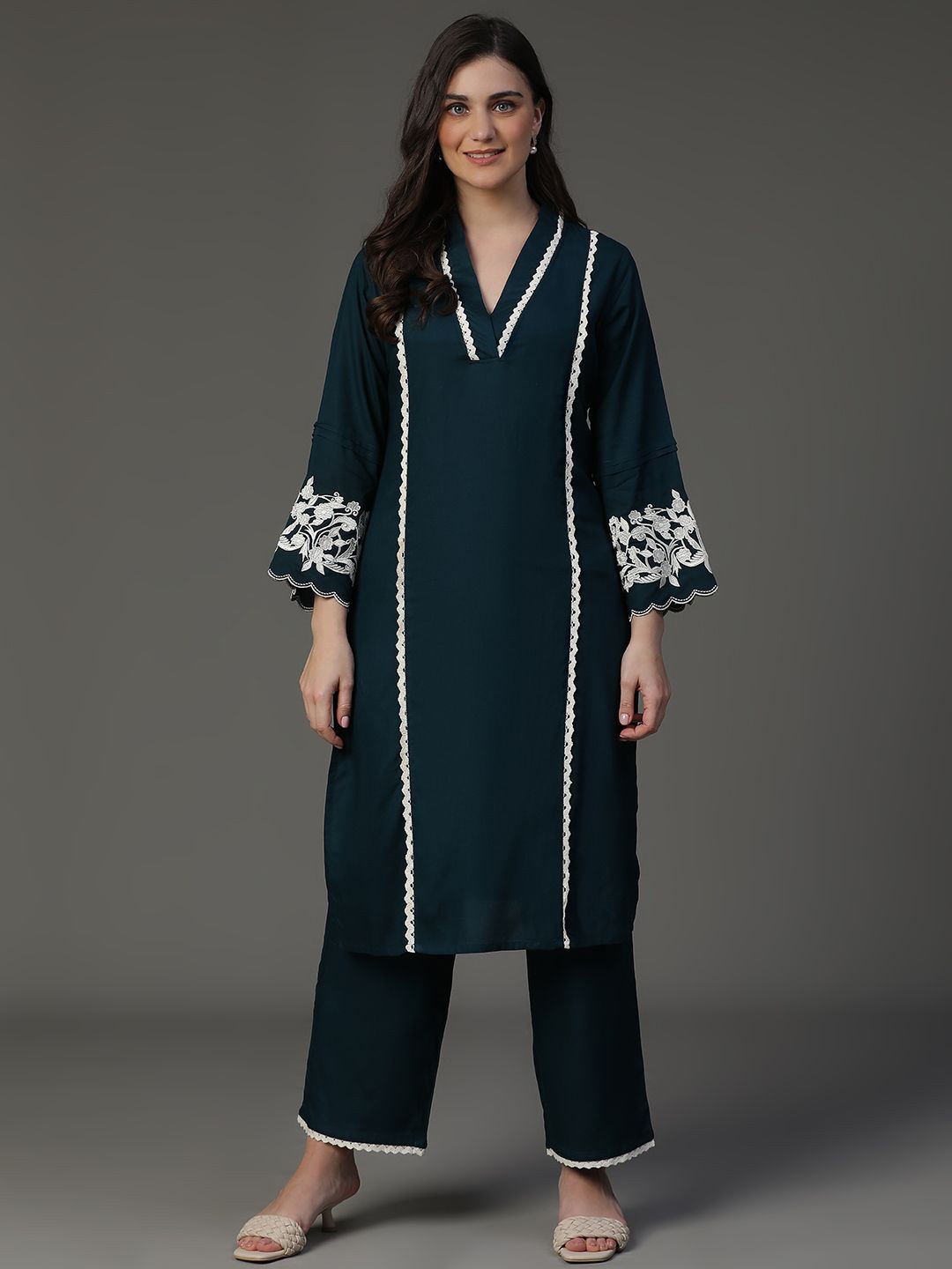 

VEGAL V-Neck Bell Sleeves Panelled Thread Work Straight Kurta With Trousers, Green