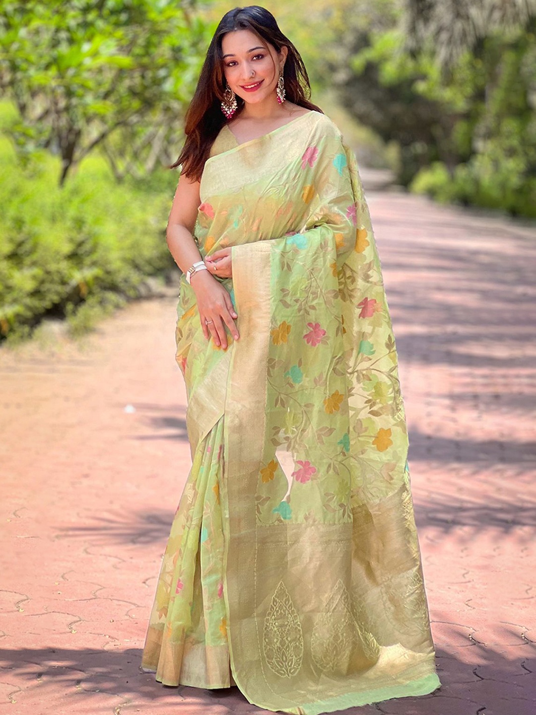 

DIVASTRI Woven Design Zari Organza Saree With Blouse Piece, Green