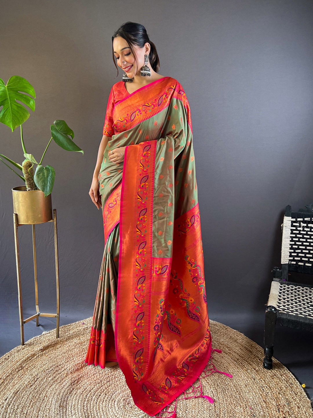

DIVASTRI Woven Design Zari Silk Blend Paithani Saree, Green