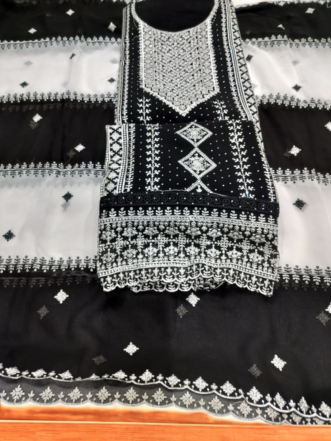

REET MAHAL Floral Embroidered Beads And Stones Unstitched Dress Material, Black