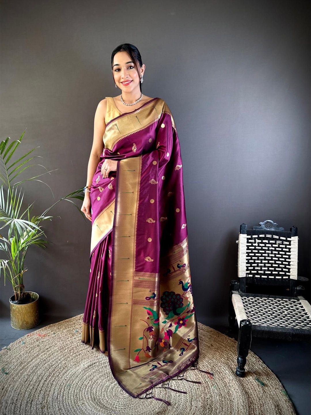 

HEER FASHION Ethnic Motifs Zari Silk Blend Paithani Saree, Magenta