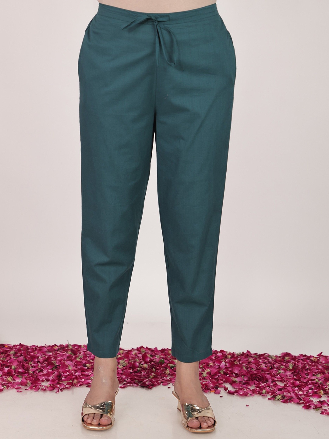 

Aramya Women Regular Fit Mid-Rise Cotton Cigarette Trouser, Green