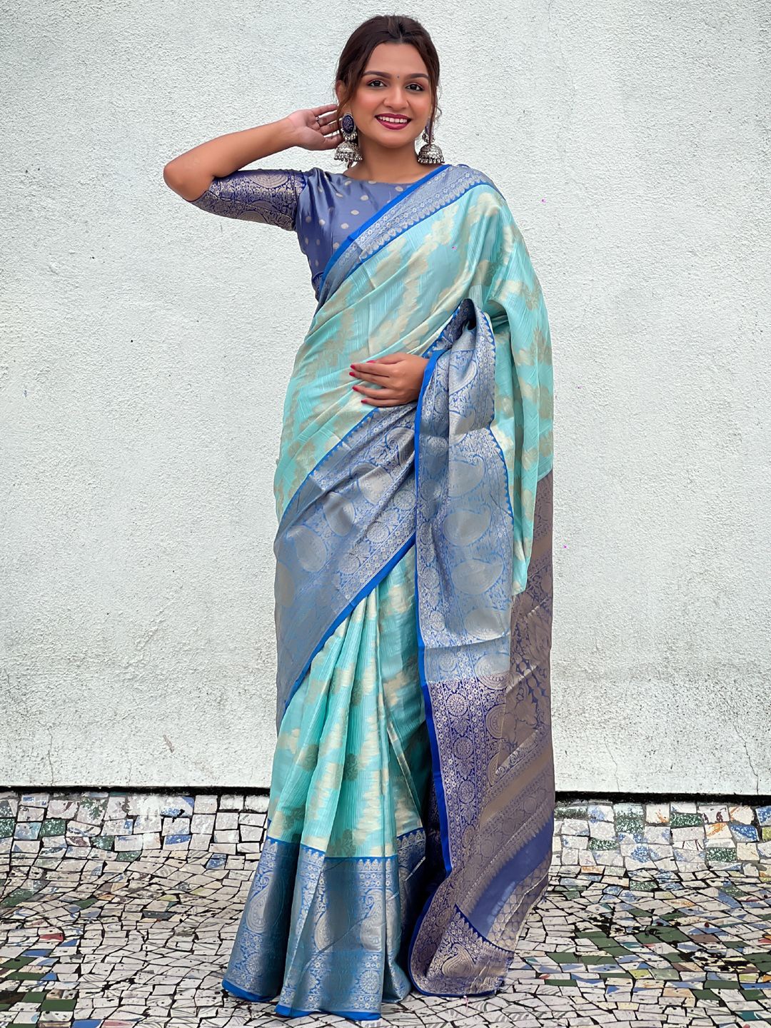 

DIVASTRI Women Woven Design Zari Tissue Saree, Blue