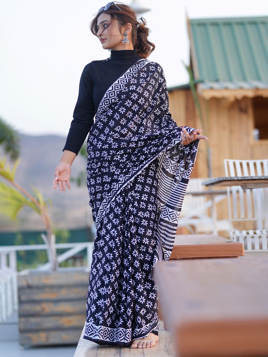 

arunima weaves Floral Pure Cotton Block Print Saree, Black