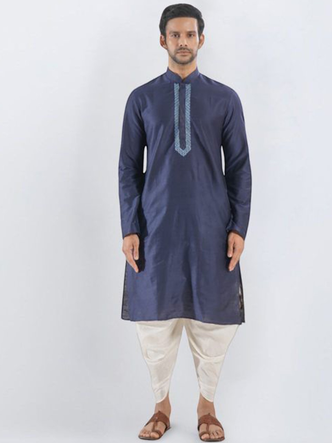 

SULAKSHACOUTUREZ Men Ethnic Motifs Yoke Design Regular Thread Work Kurta with Patiala, Navy blue