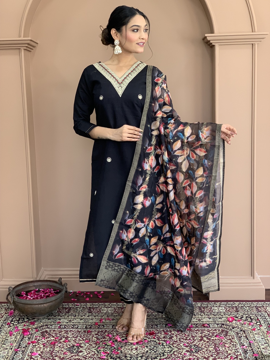 

JAPNAAM Sequinnce Embellished V Neck Kurta With Trousers & Dupatta, Black