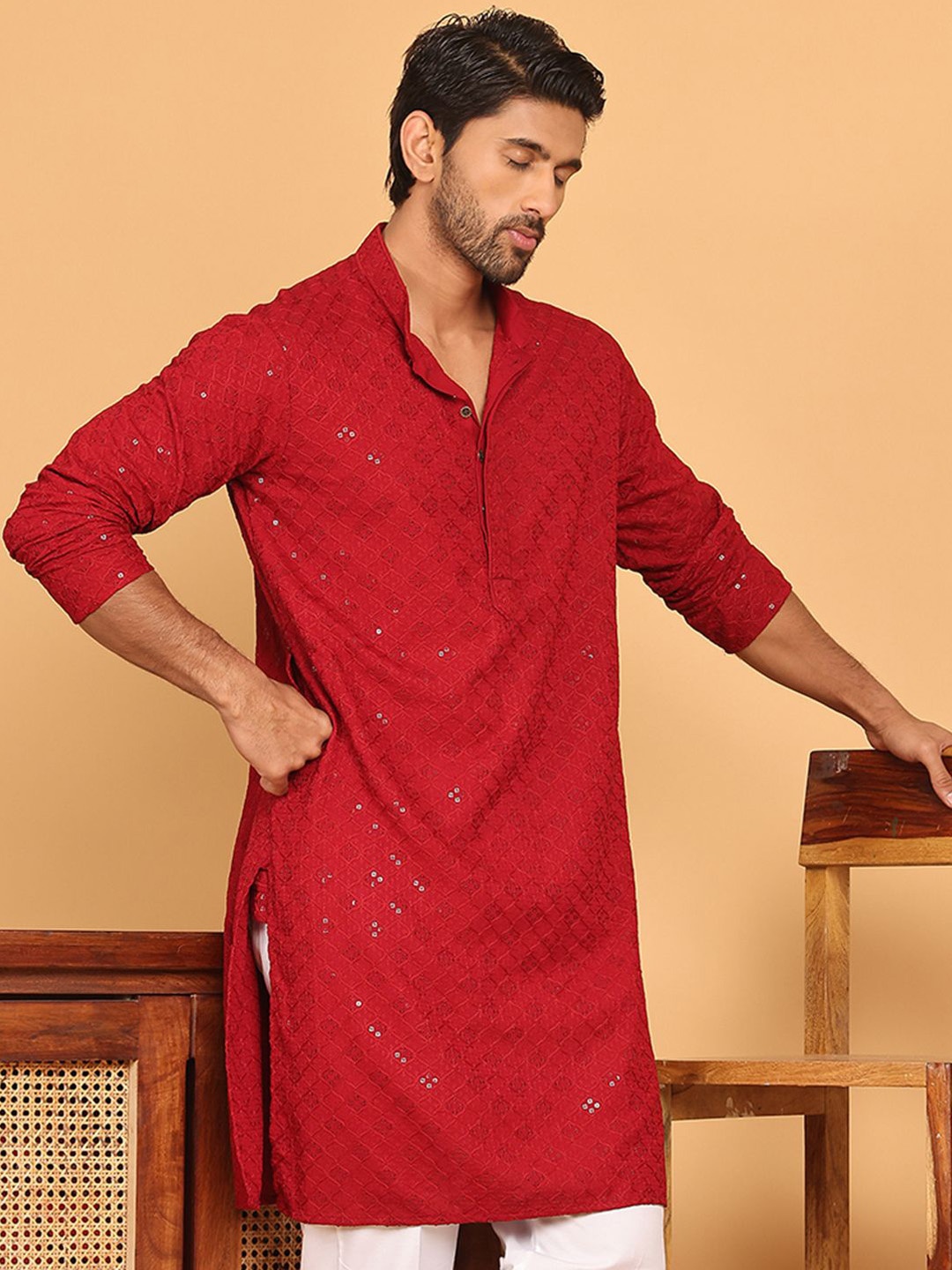 

Jompers Men Floral Embroidered Sequinned Floral Kurta, Maroon