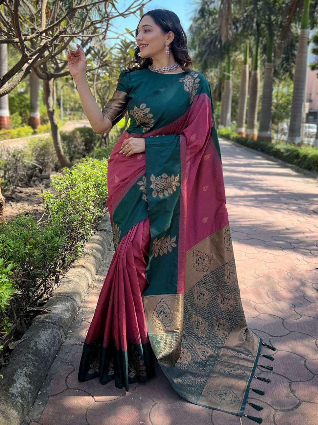 

DIVASTRI Woven Design Banarasi Saree, Pink