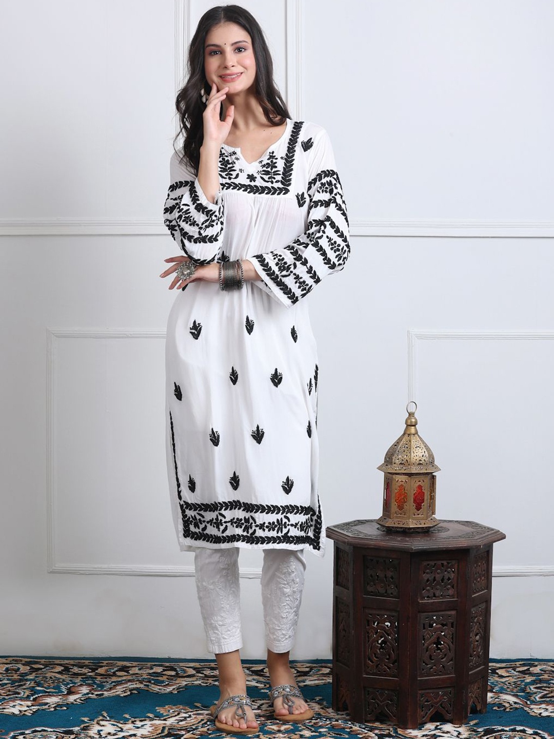 

KHAKA Floral Embroidered Notch Neck Chikankari Kurta, White