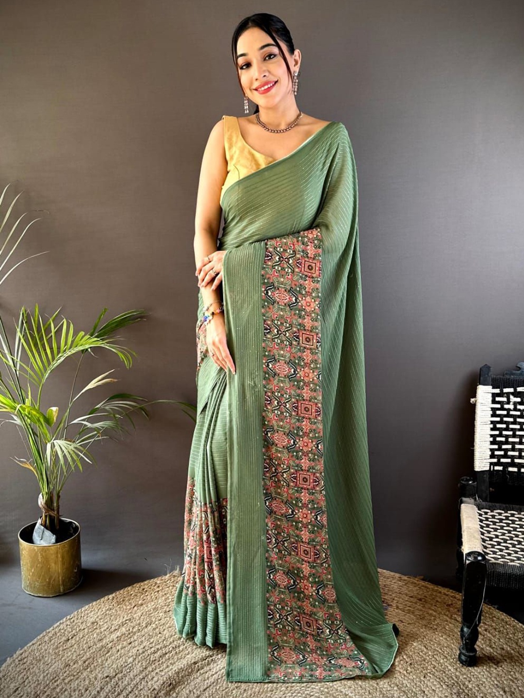 

HEER FASHION Floral Sequinned Poly Georgette Saree, Green
