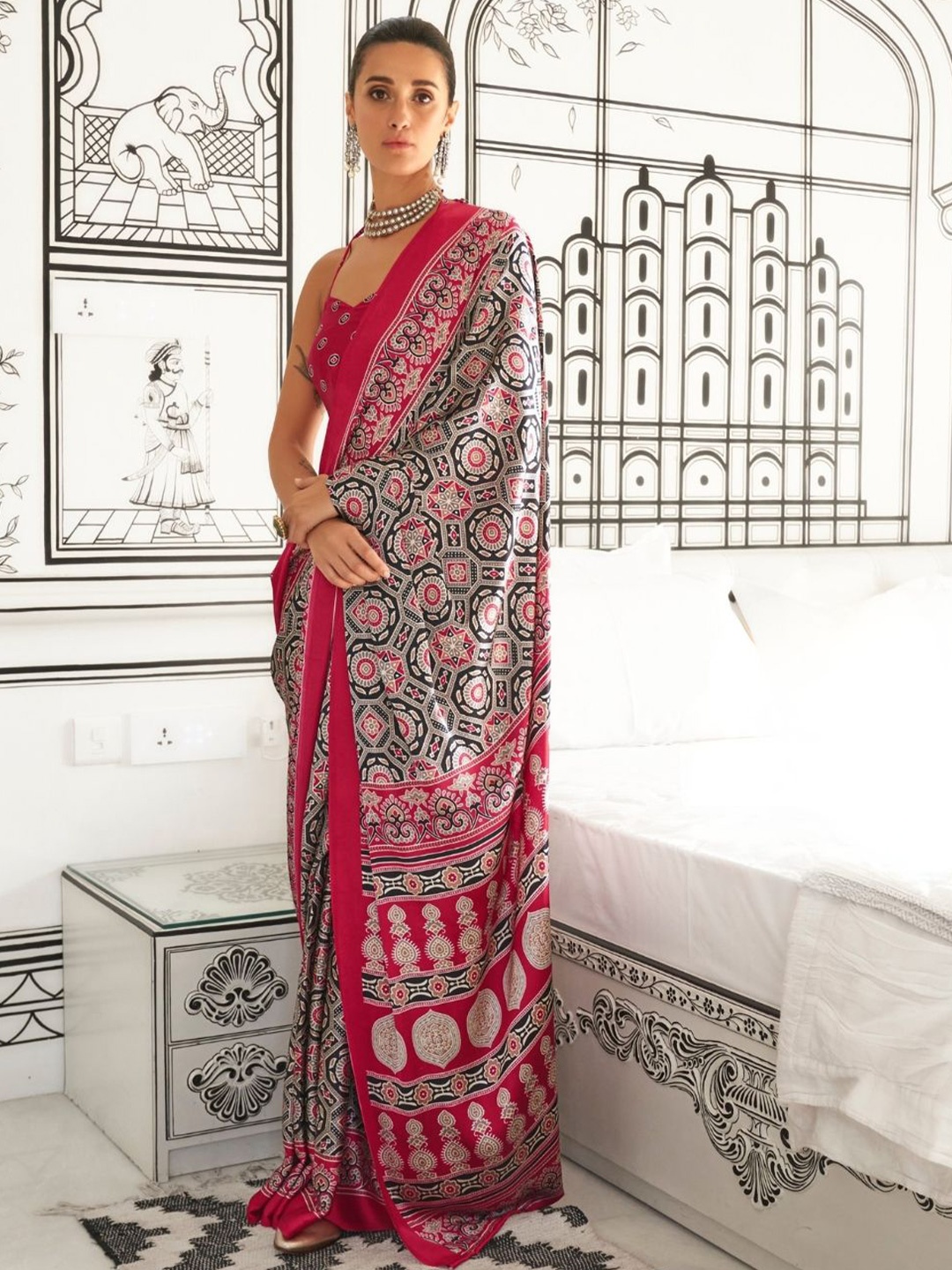 

BLENDIFY Floral Satin Banarasi Saree, Black