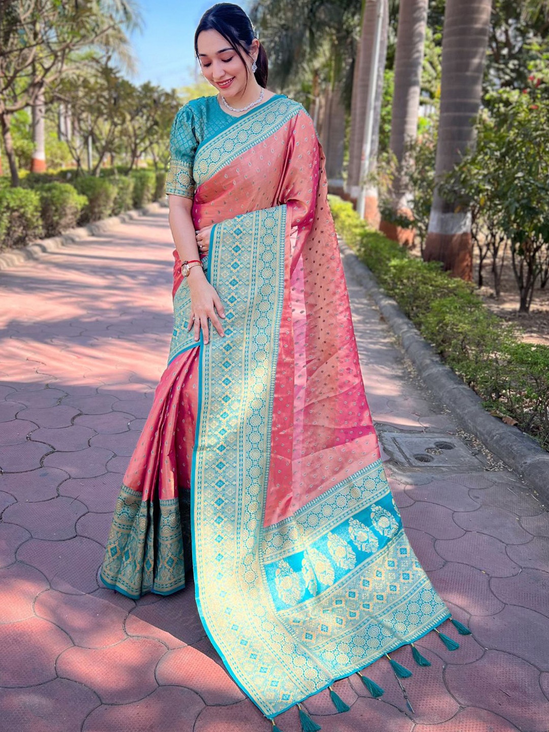 

DIVASTRI Woven Design Zari Tissue Banarasi Saree, Pink