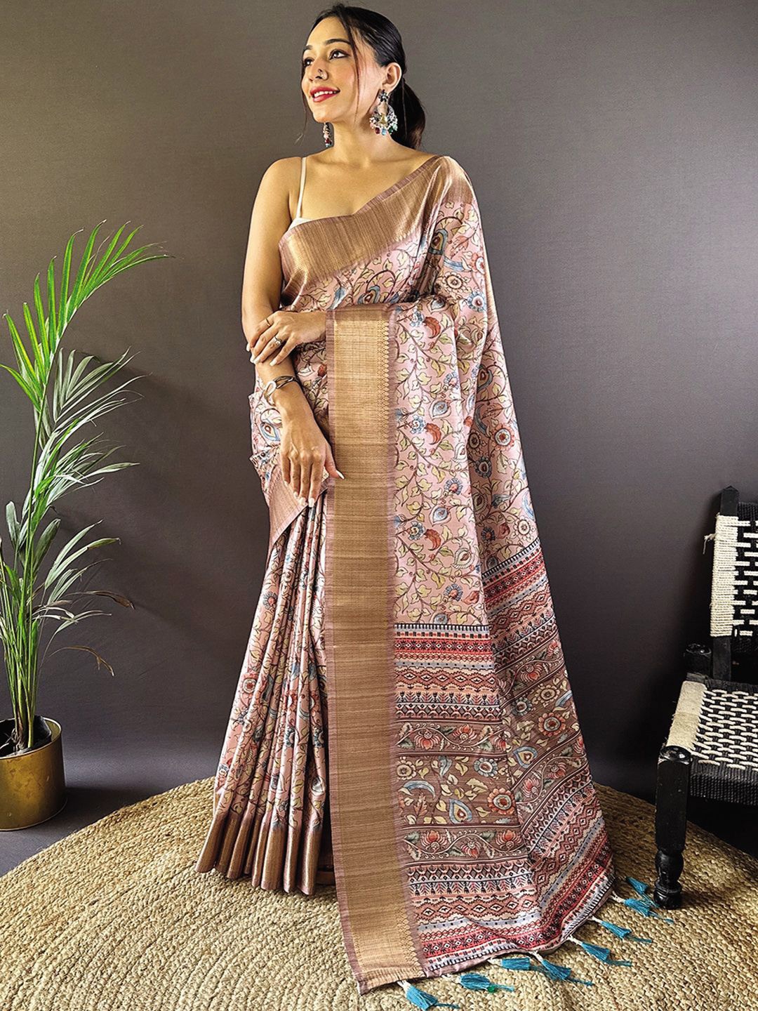 

DIVASTRI Floral Zari Tussar Saree With Unstitched Blouse Piece, Pink