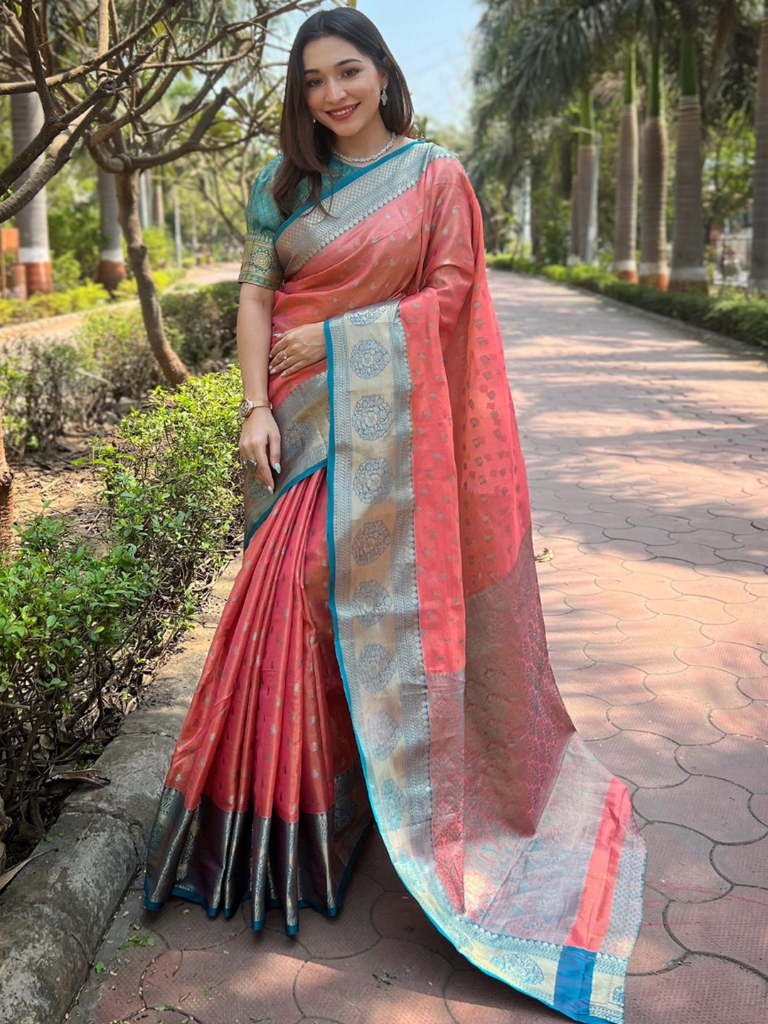 

DIVASTRI Woven Design Zari Saree, Peach