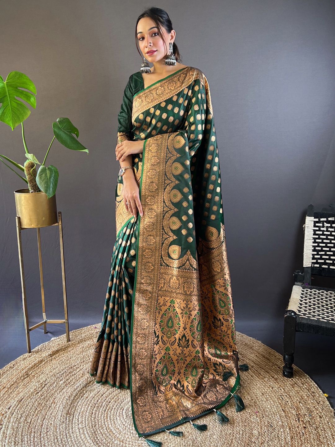 

DIVASTRI Ethnic Motifs Woven Design Zari Banarasi Saree, Green