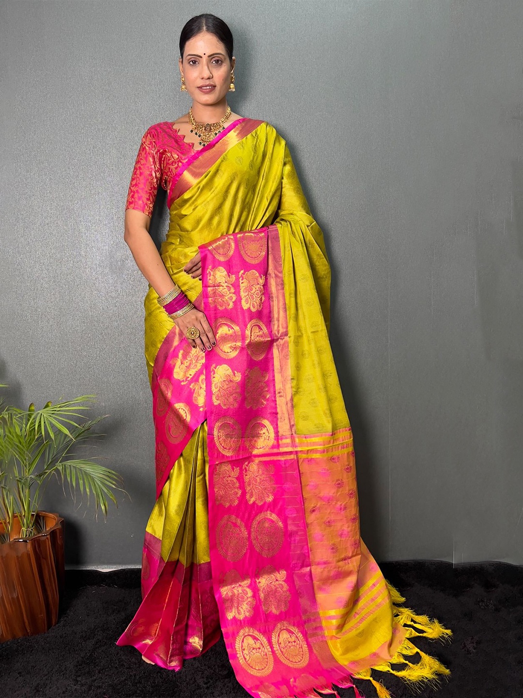 

DIVASTRI Woven Design Zari Ready to Wear Banarasi Saree, Lime green