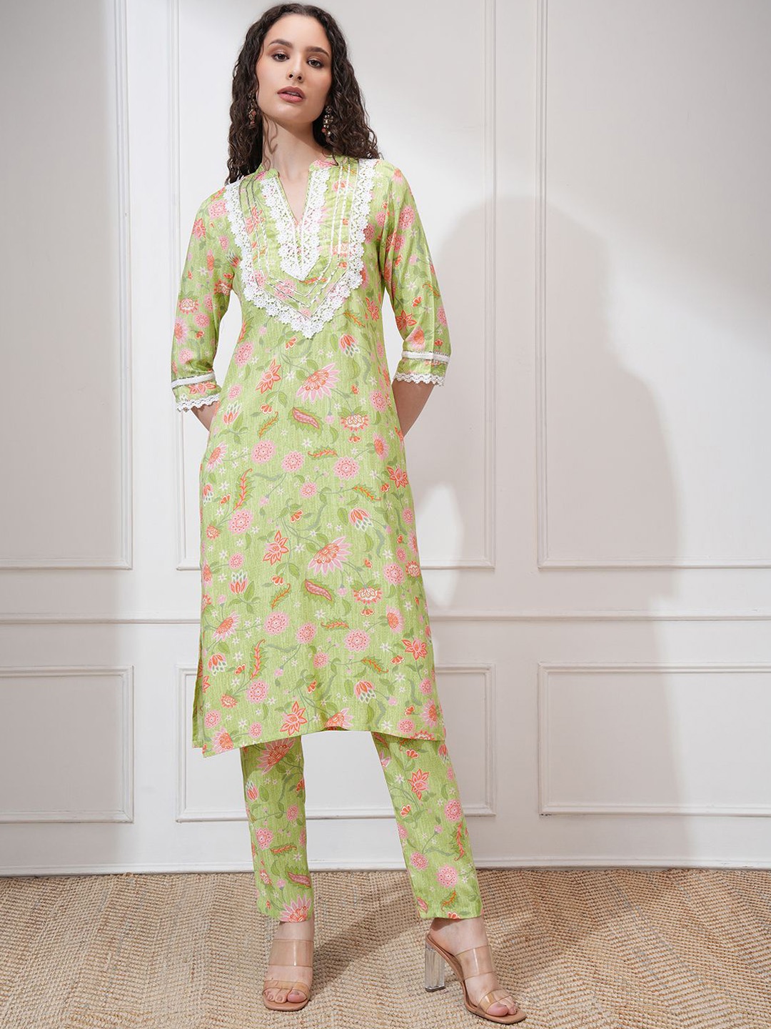 

Vishudh Women Lime Printed Mandarin Collar Straight Kurta with Elasticated Trousers, Lime green