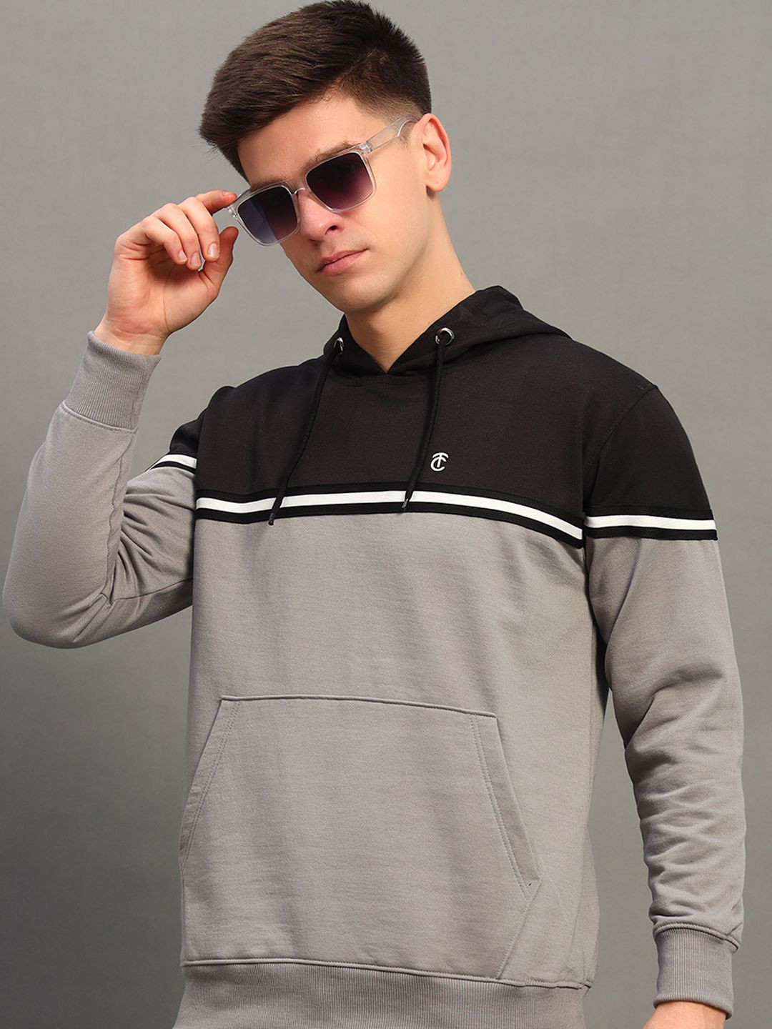 

THE CASUALS Men Colourblocked Hooded Sweatshirt, Grey