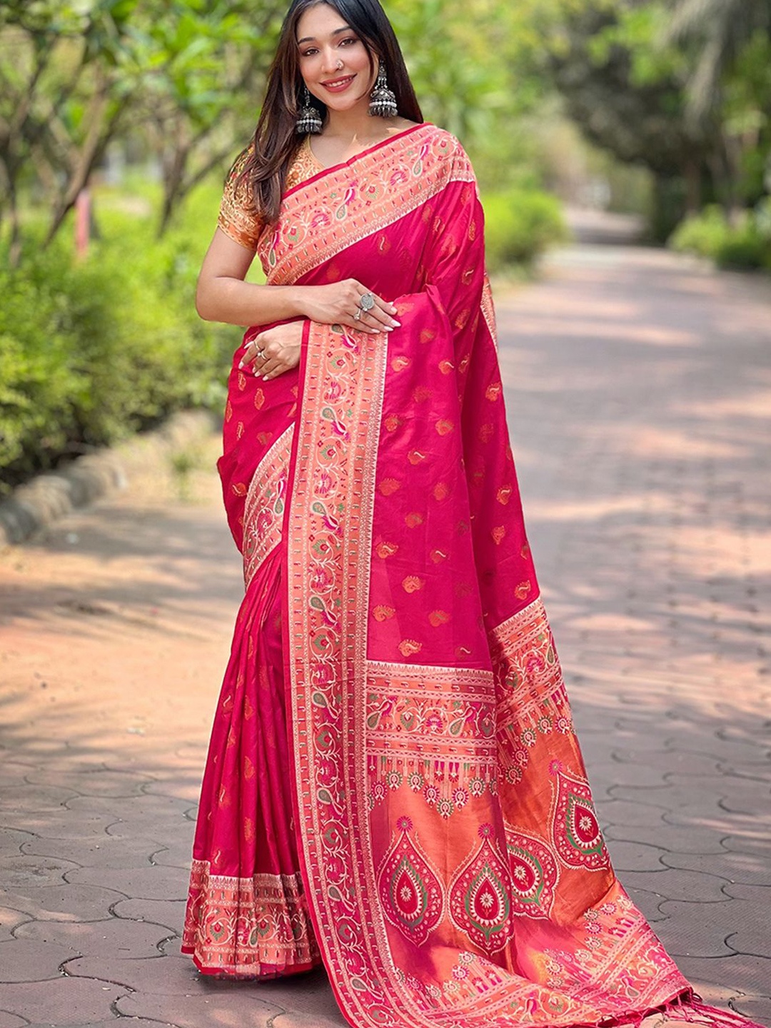 

DIVASTRI Woven Design Zari Paithani Saree, Pink