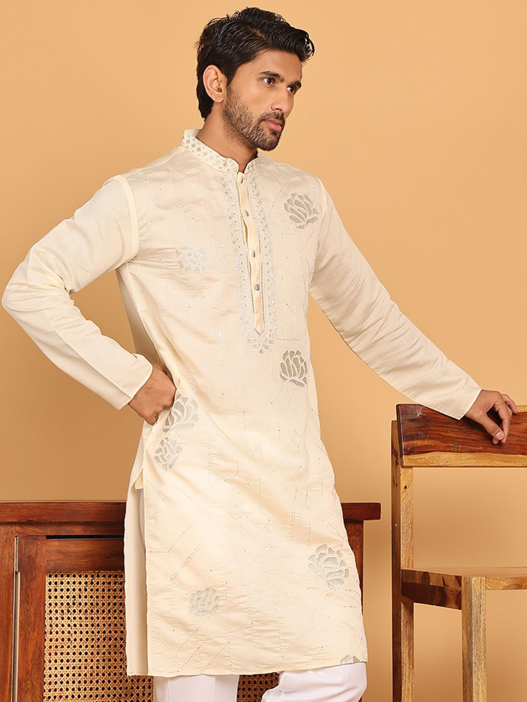 

Jompers Floral Embroidered Thread Work Mandarin Collar Straight Kurta, Cream