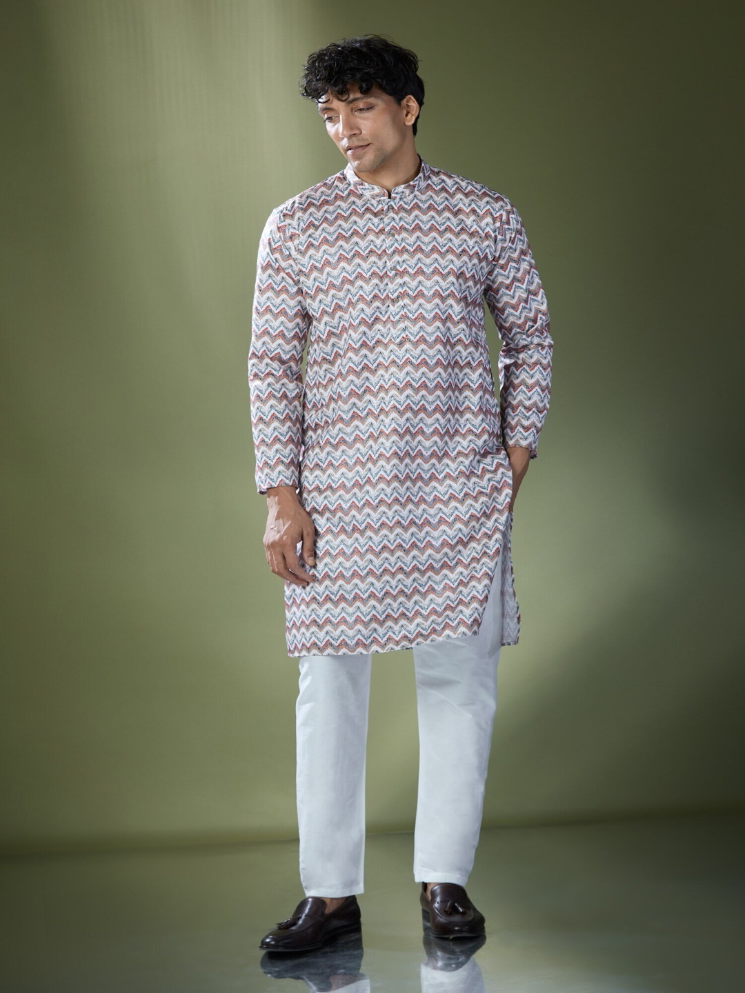 

RNG Safawala Chevron Printed Mandarin Collar Thread Work Kurta With Trousers, White