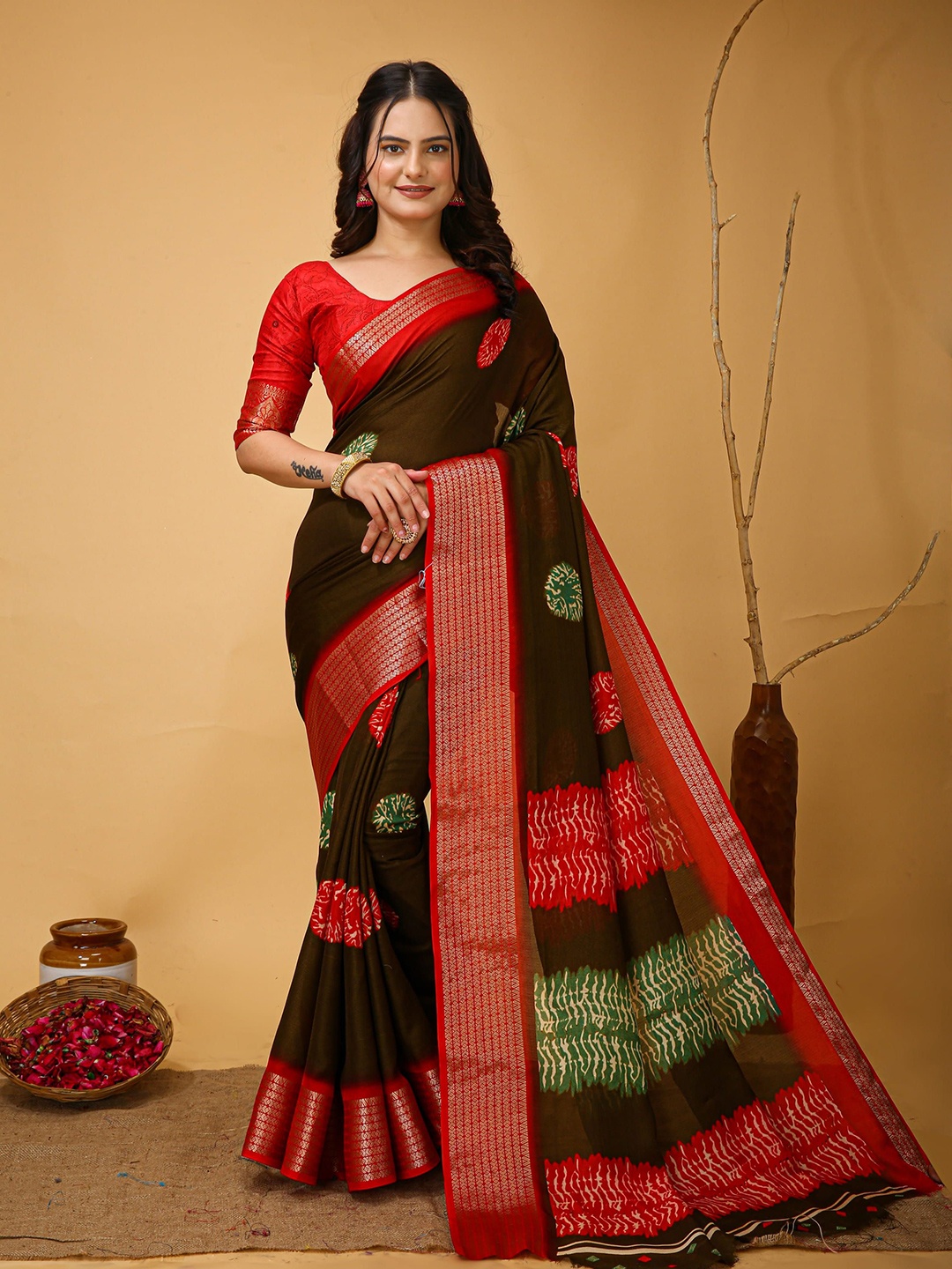 

HI FI NX Floral Silk Cotton Designer Banarasi Saree, Red