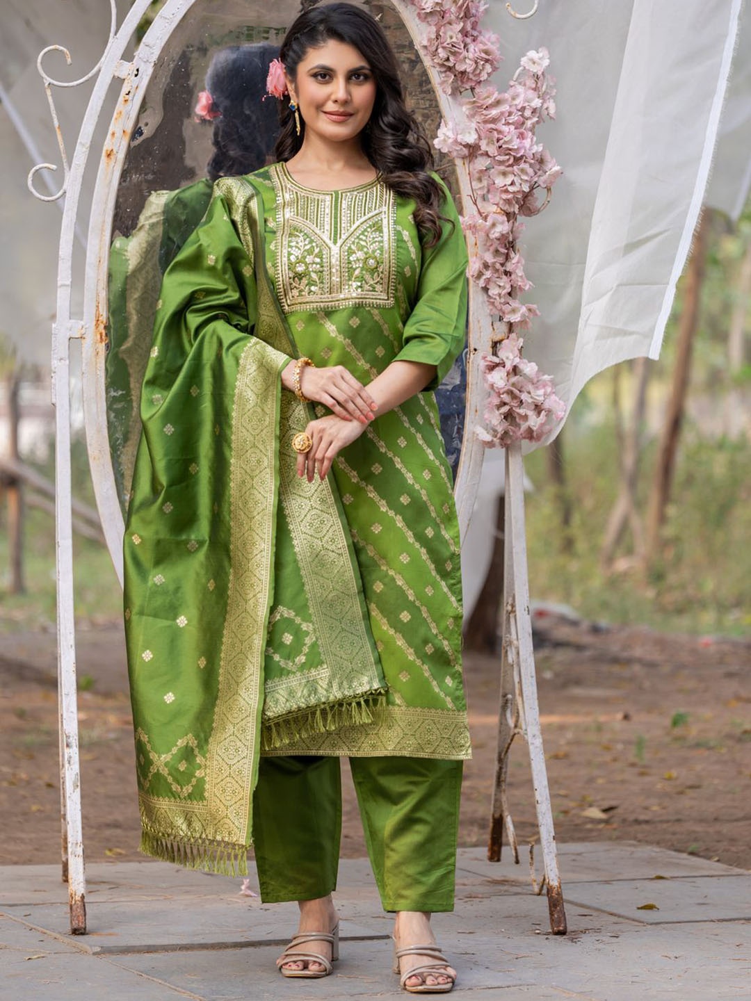 

Ekta Textiles Women Regular Thread Work Kurta with Trousers & With Dupatta, Green