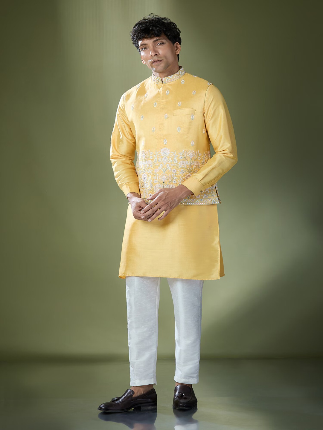 

RNG Safawala Mandarin Collar Kurta With Trouser And Jacket, Yellow