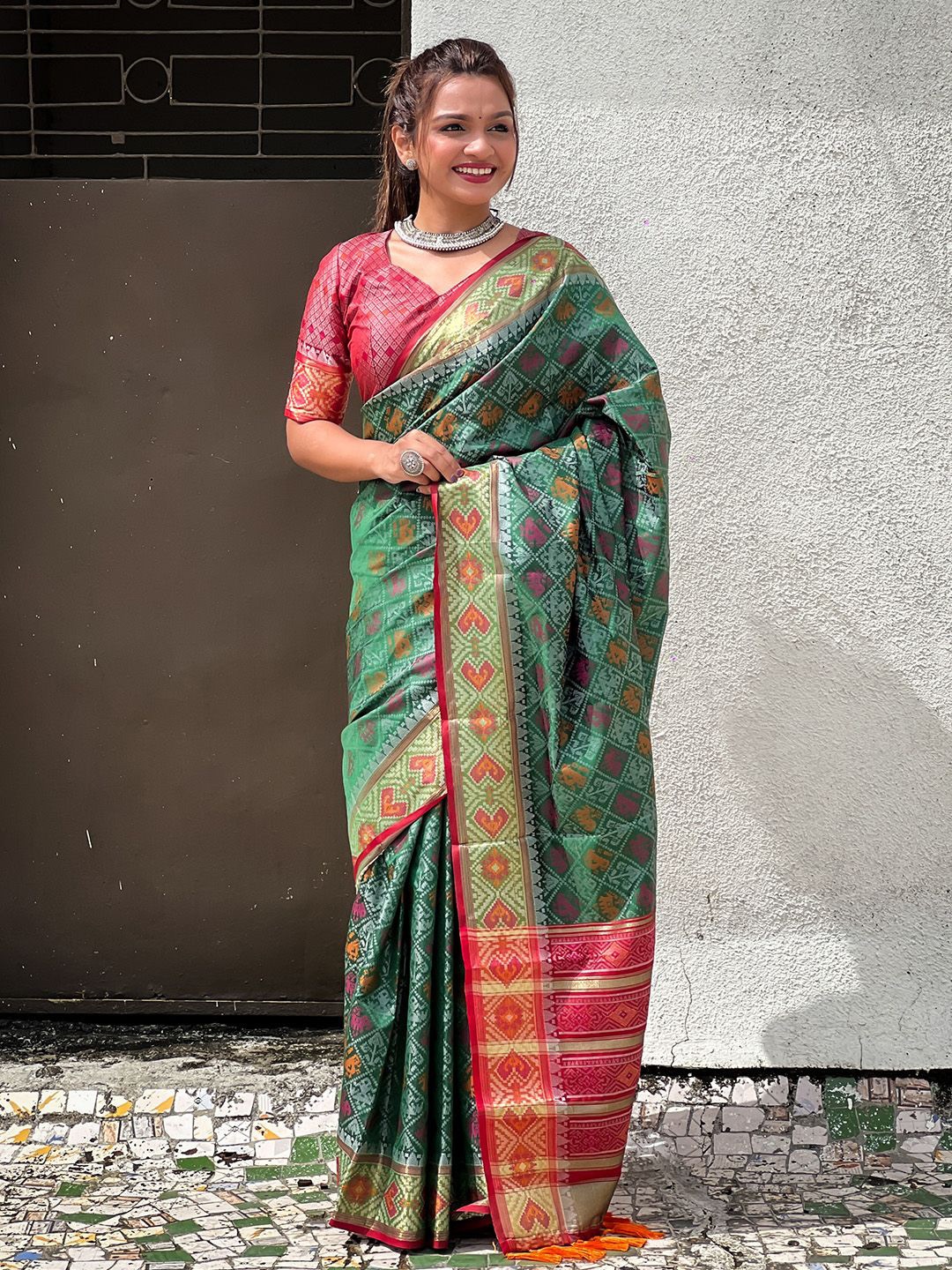 

DIVASTRI Woven Design Zari Patola Saree, Green