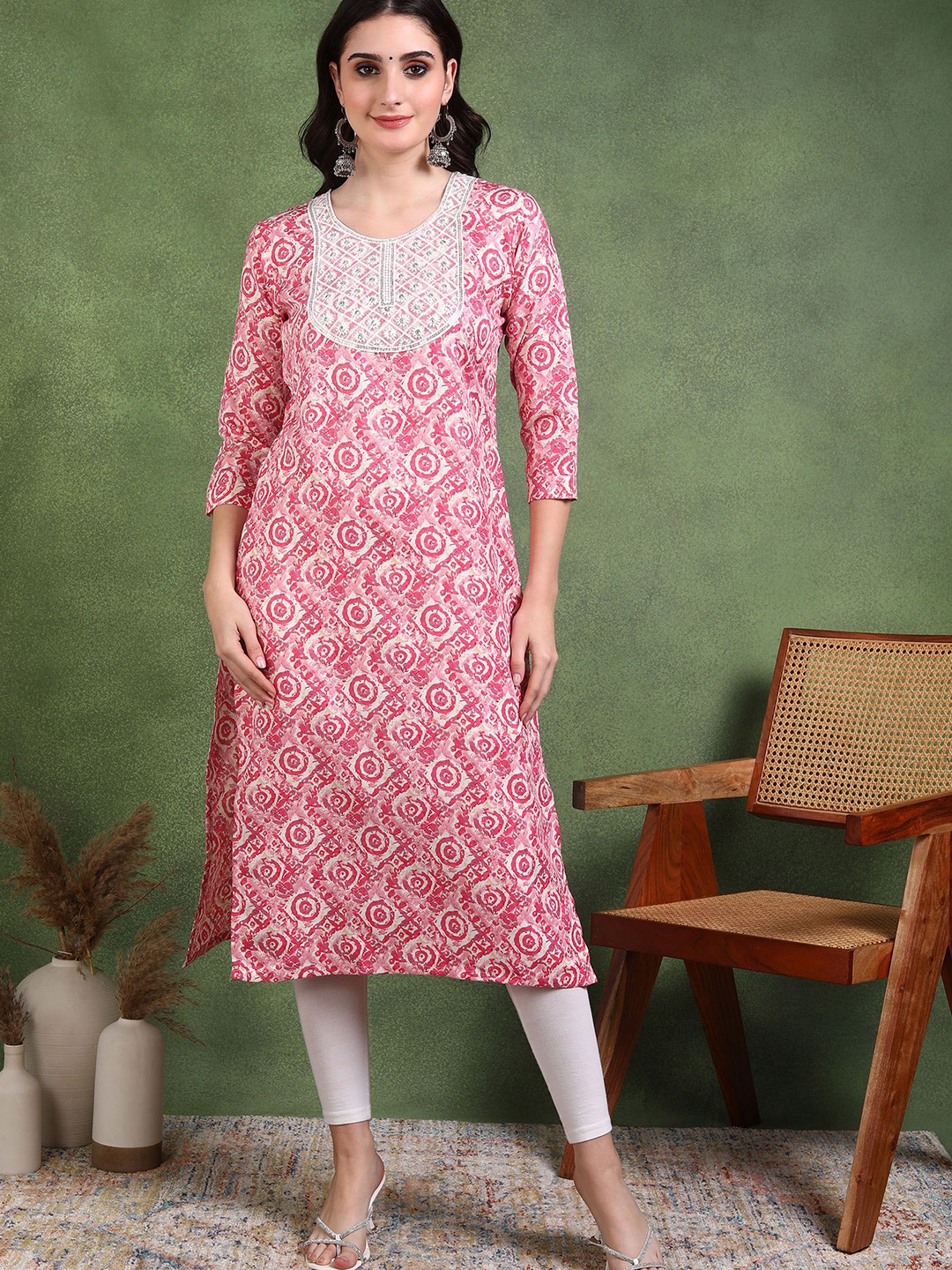 

DSK STUDIO Ethnic Motifs Yoke Design Thread Work Straight Kurta, Pink