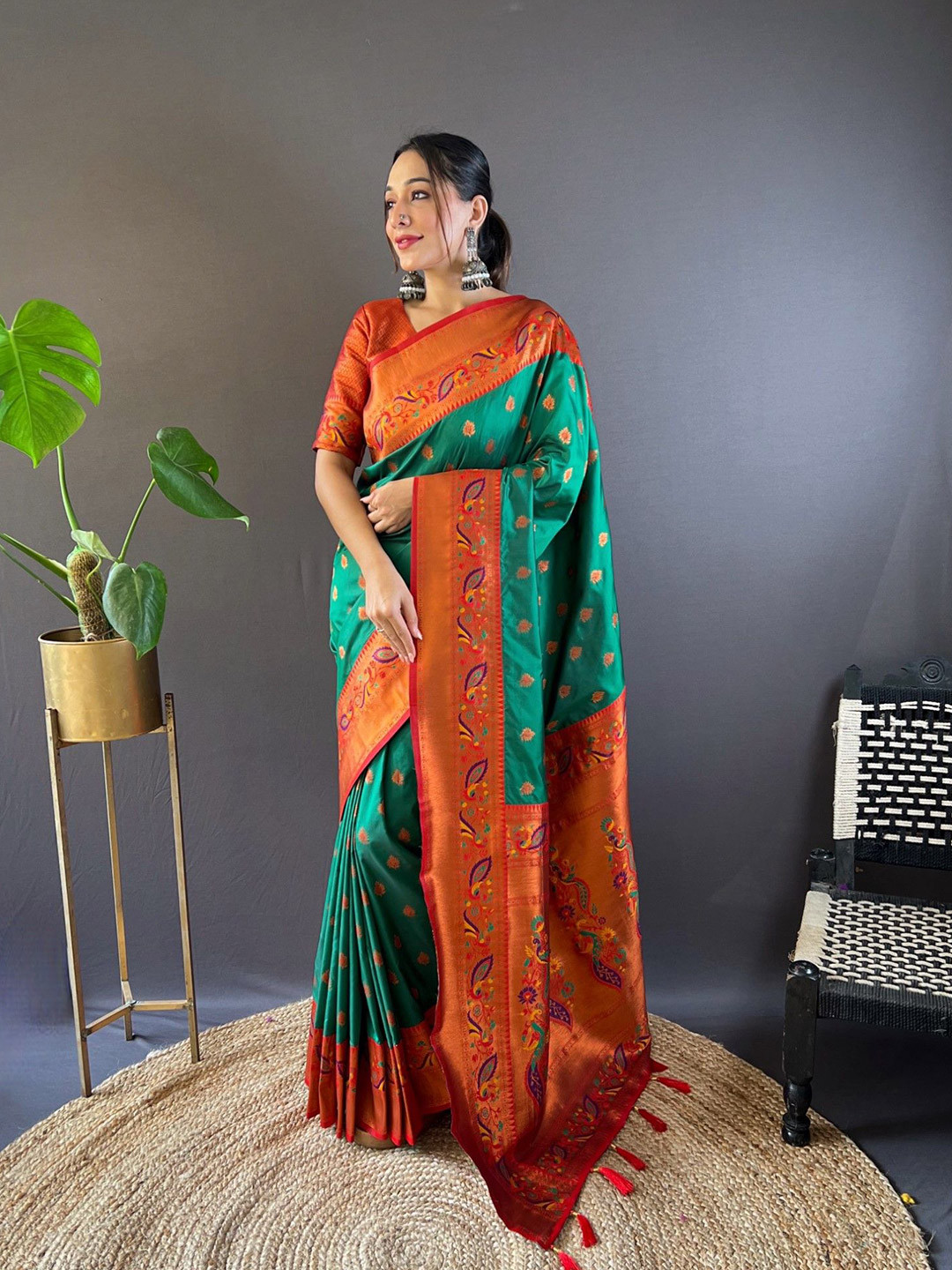 

DIVASTRI Woven Design Zari Silk Blend Paithani Saree, Green