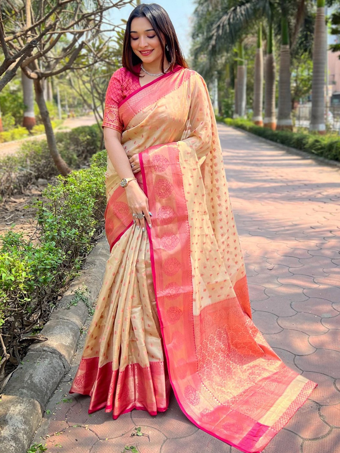 

DIVASTRI Woven Design Zari Kanchipuram Saree, Beige